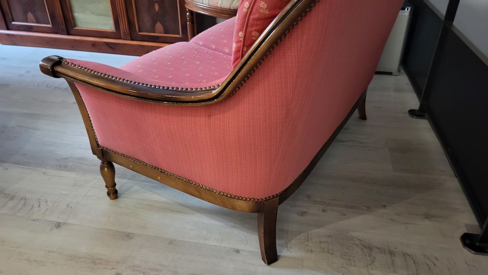 d'un ensemble de salon deux canap&eacute;s et un fauteuil Meubles