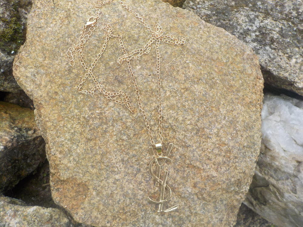 COLLIER FINE CHAINETTE DOREE AVEC LETTRES YSL Bijoux et montres