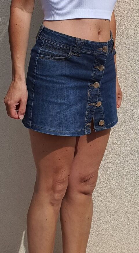 Mini jupe en jeans  boutons 
25 Paris 1 (75)