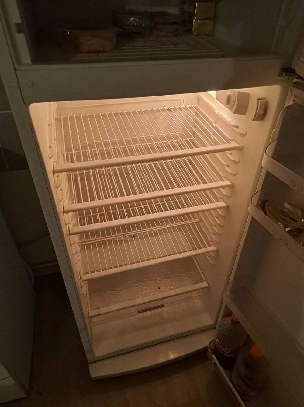 machine &agrave; laver.frigo.gaziniere et chaise &agrave; donner Cuisine