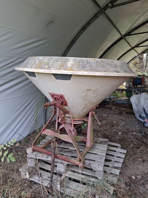 Distributeur d'engrais 250 ltr 200 Clairac (47)