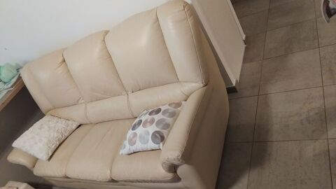 Canap� cuir 3 places bon �tat 200 Meximieux (01)