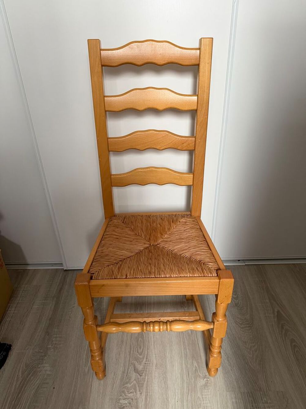 4 Chaise bois assise paille 15 € pi&egrave;ce soit 60€ pour les 4 Meubles