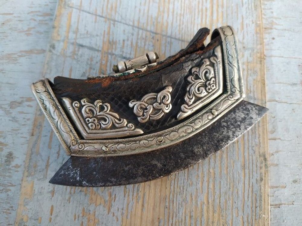 Ancien Briquet Tib&eacute;tain Cuir M&eacute;tal Argent&eacute; Tibet N&eacute;pal 
