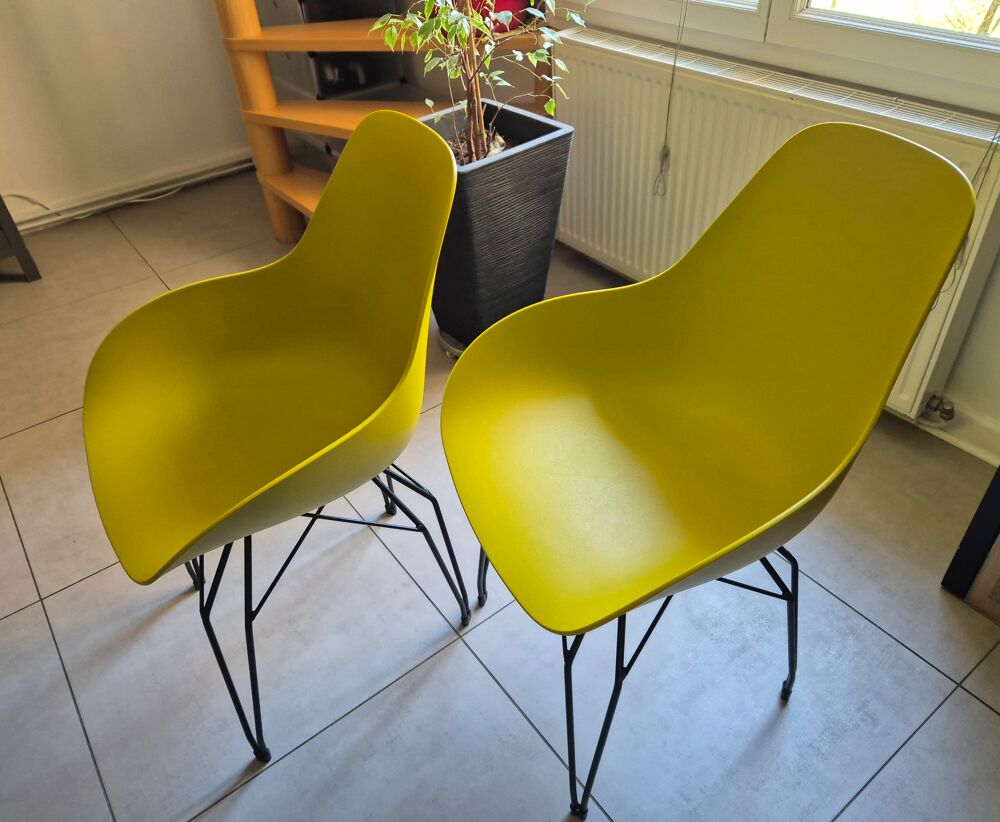 Chaises design coque jaune avec pieds eiffel en m&eacute;tal Meubles