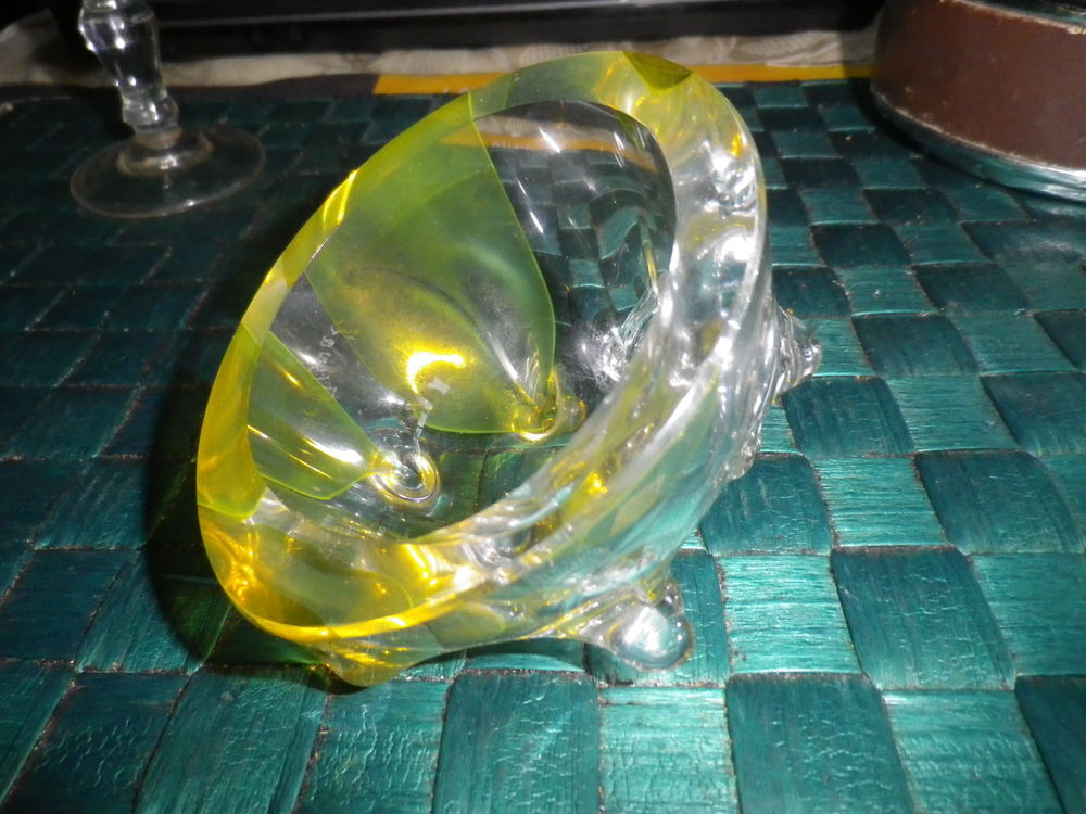 ANCIENNE COUPE en CRISTAL SIGN&Eacute;E Décoration