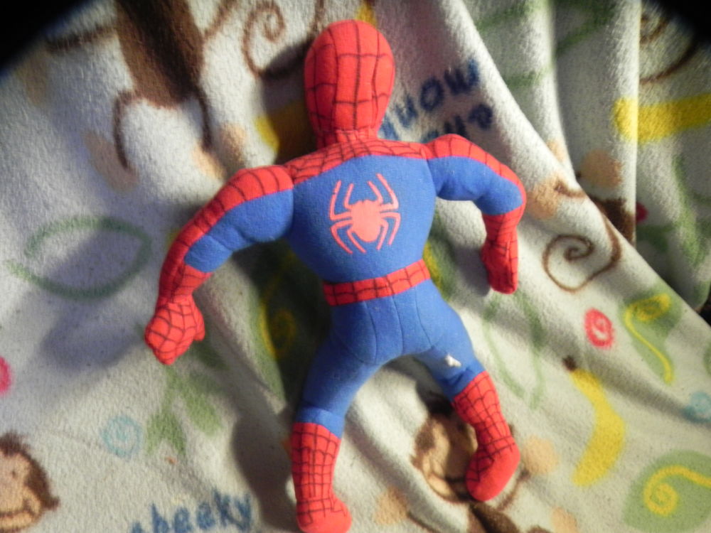 peluche Spiderman enfant, pratique &agrave; porter, tr&egrave;s bon &eacute;tat. Jeux / jouets