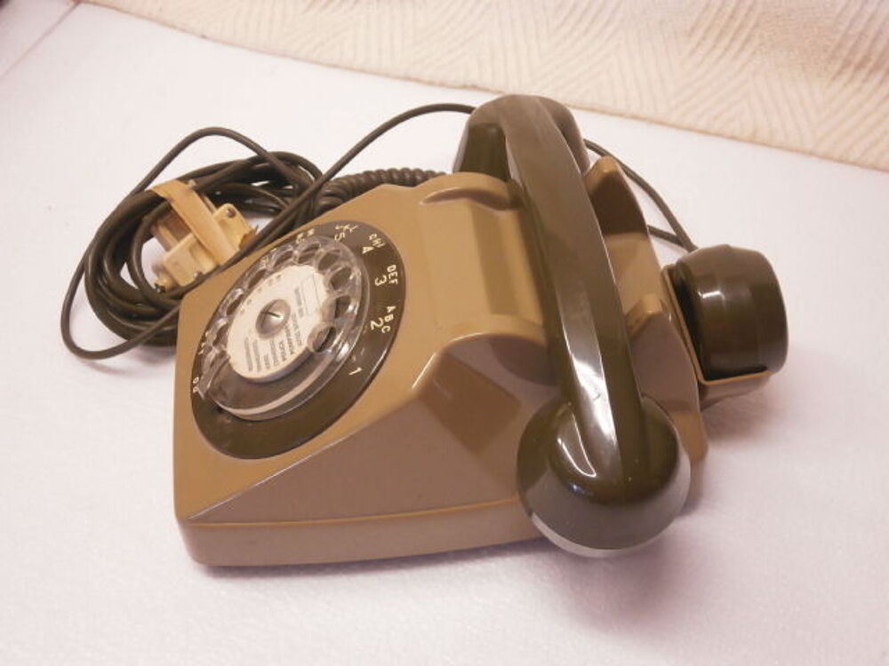 T&eacute;l&eacute;phone de collection S63 vert kaki &agrave; cadran avec son &eacute;cou 