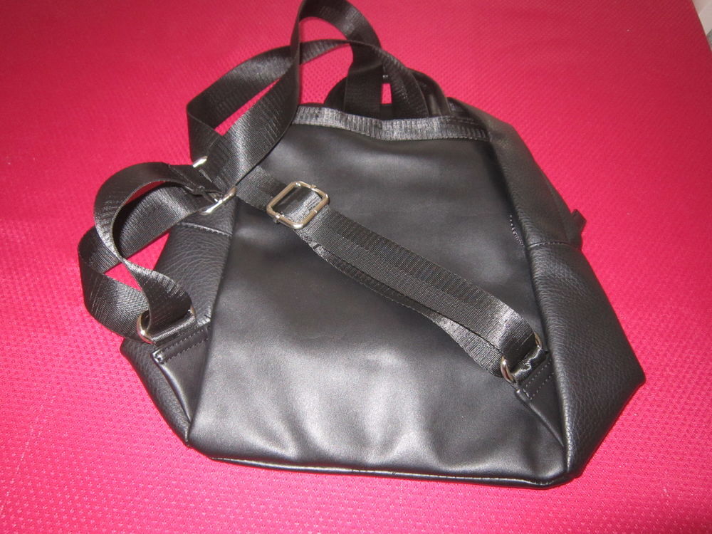Un sac &agrave; dos couleur noire Maroquinerie