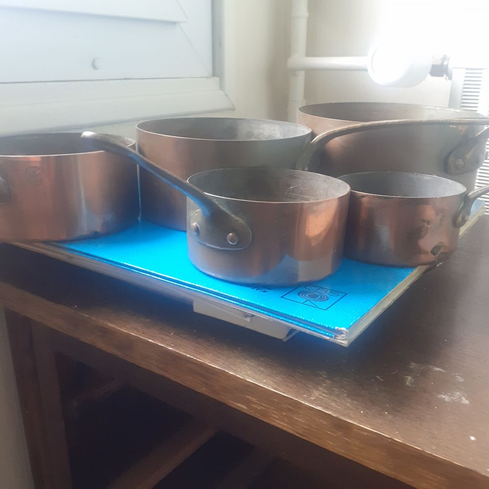 ancienne casserole en cuivre et pot de mesures Cuisine