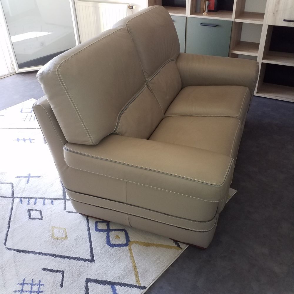 Canap&eacute; 2 places en cuir gris-beige, tr&egrave;s bon &eacute;tat Meubles