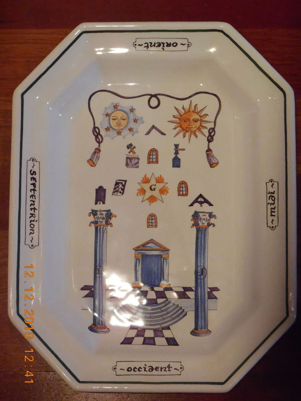 Plateau fa&iuml;ence Moustiers Sainte et Mug d&eacute;cor " Ma&ccedil;onnique" D�coration