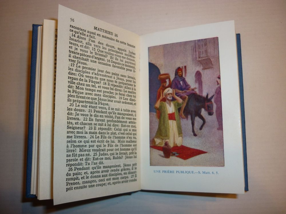 "LE NOUVEAU TESTAMENT" de Louis SEGOND Format poche couleurs Livres et BD