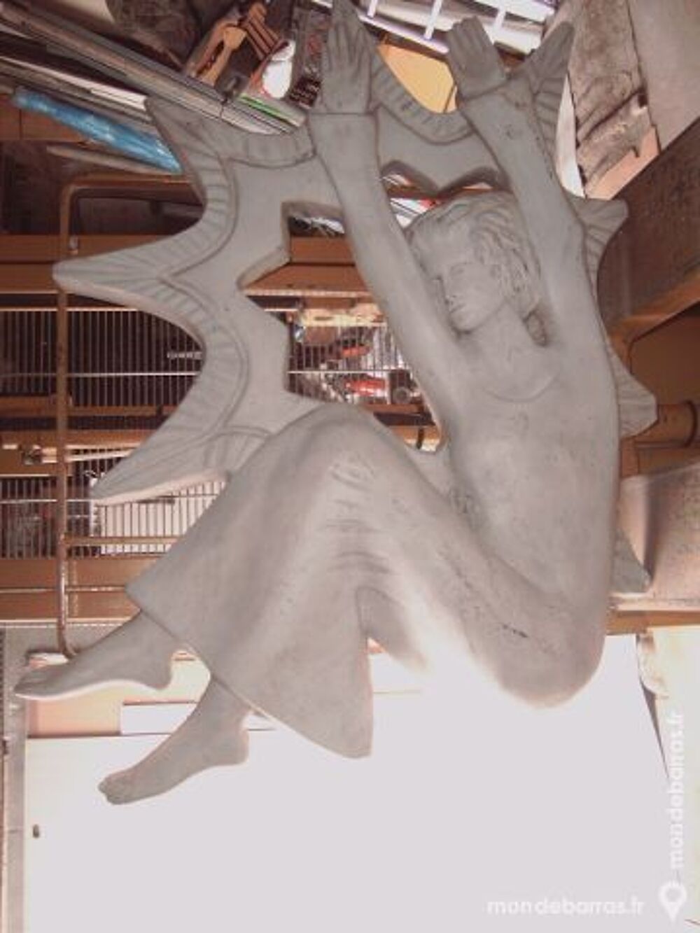 Statue en pierre de femme 