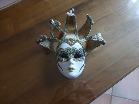 Masque V�nitien. 25 Saint-Genis-Laval (69)