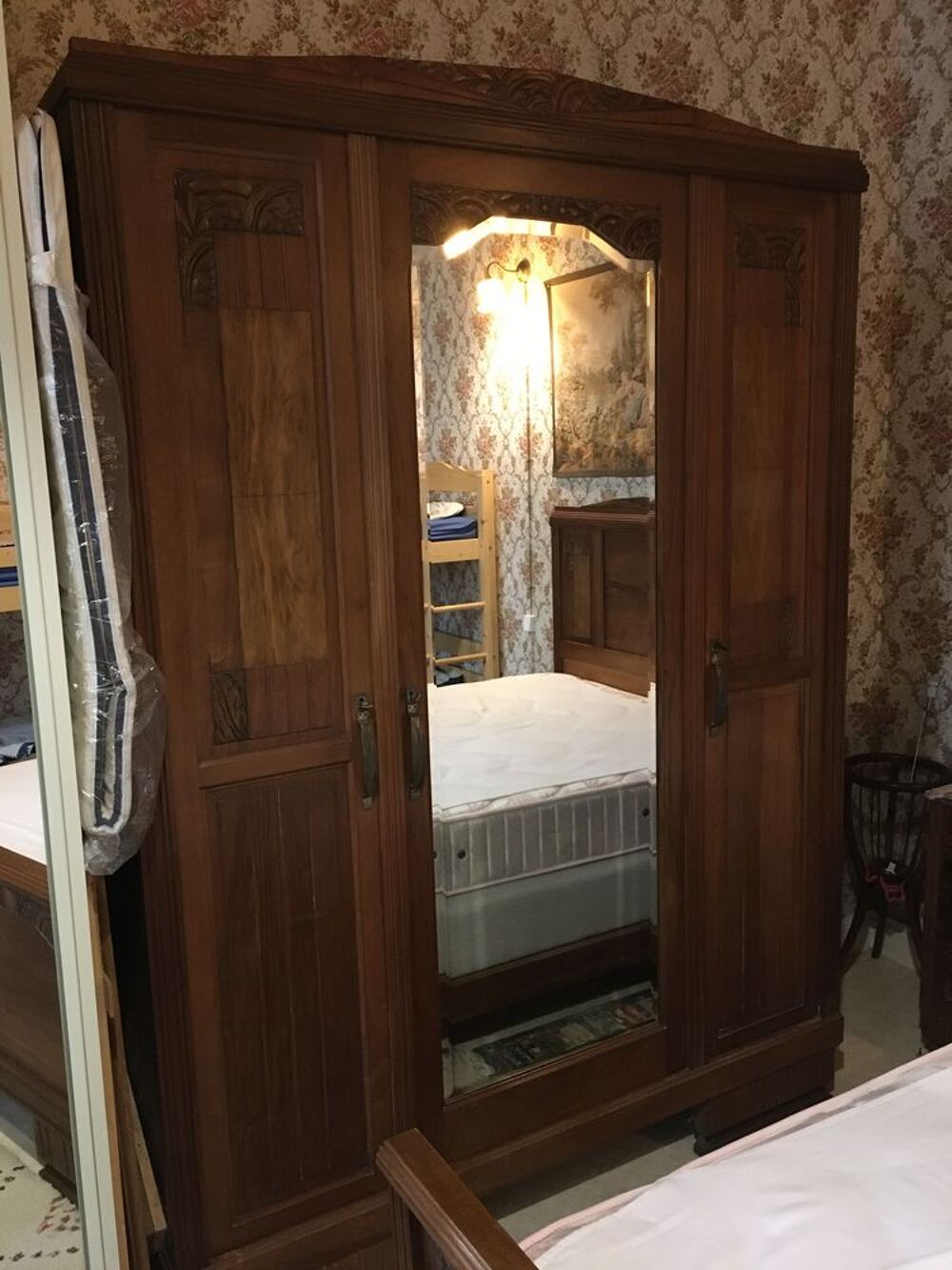 Armoire + Lit + matelas + chevet Meubles