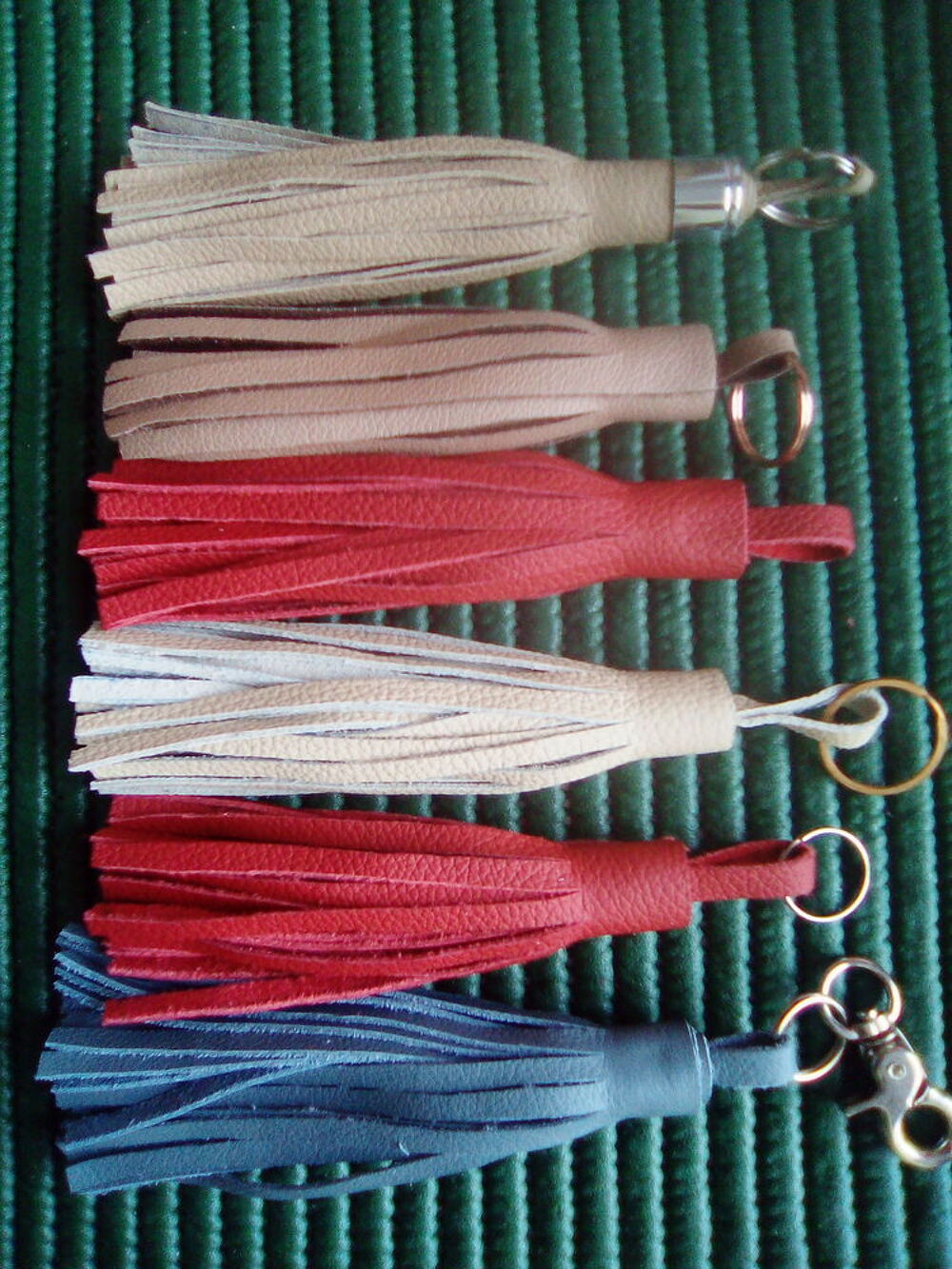 pompons cuir v&eacute;ritable et de qualit&eacute; neufs grands ou petits Décoration