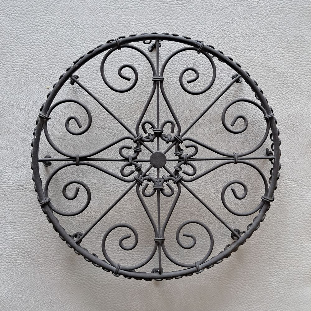 dessous de plat ou de pot de fleur en dentelle de fer patin&eacute; Décoration