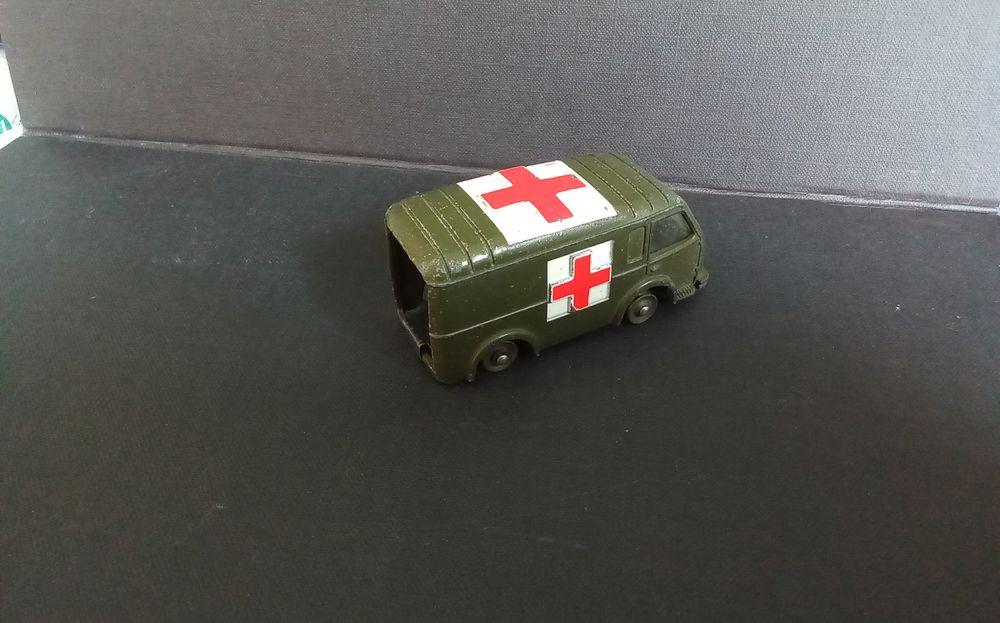 1 AMBULANCE MILITAIRE 80F DINKY TOYS ANN&Eacute;E 1969
