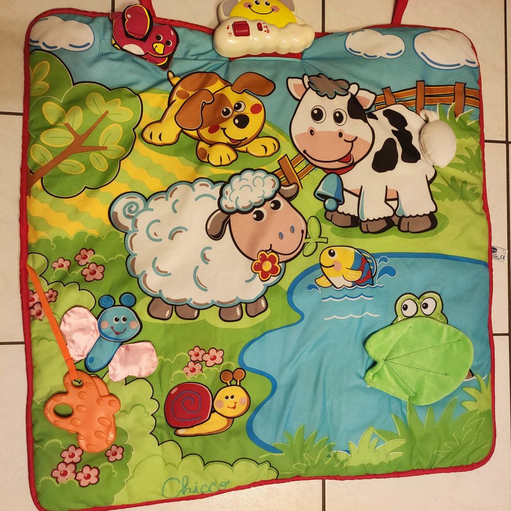 Tapis d &eacute;veil avec musique &amp; jeux 2 mod&egrave;les diff&eacute;rents Puériculture
