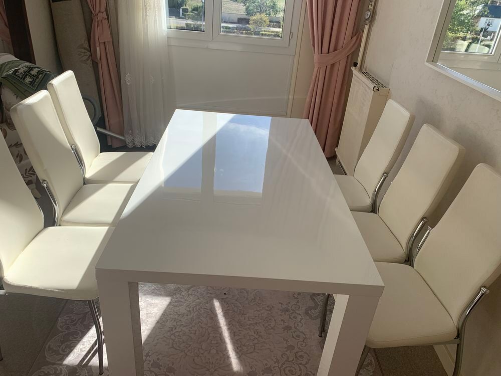 Table &agrave; manger + 6 chaises Meubles