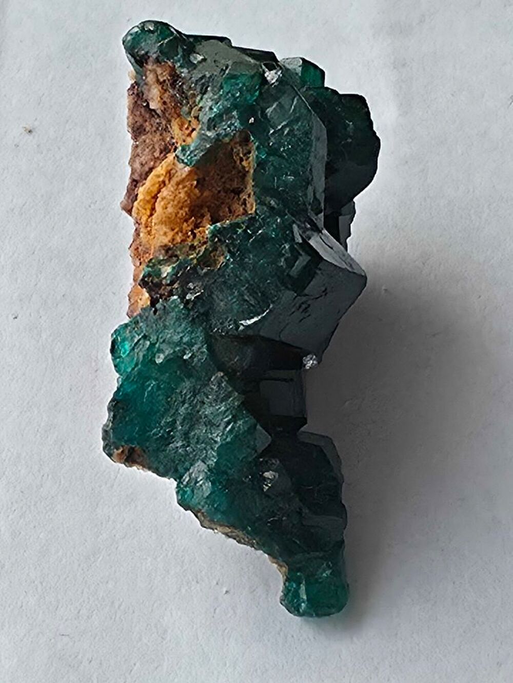 Sp&eacute;cimen de Dioptase v&eacute;ritable sur roche-Collection &amp; Lithoth&eacute;rapie 