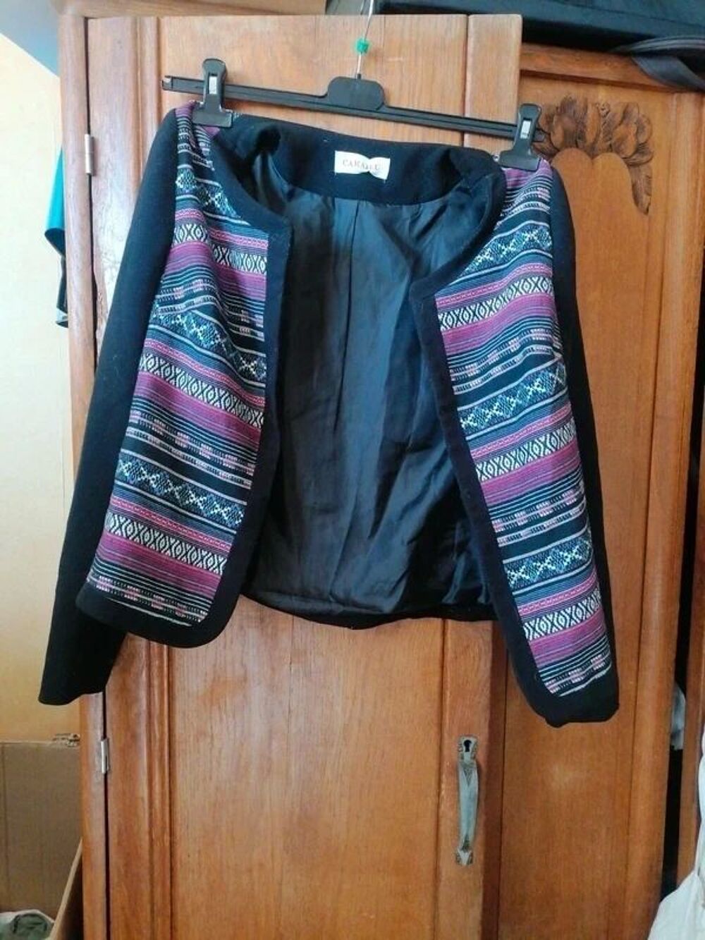 Veste noire &agrave; motifs brod&eacute;e Cama&iuml;eu Vêtements