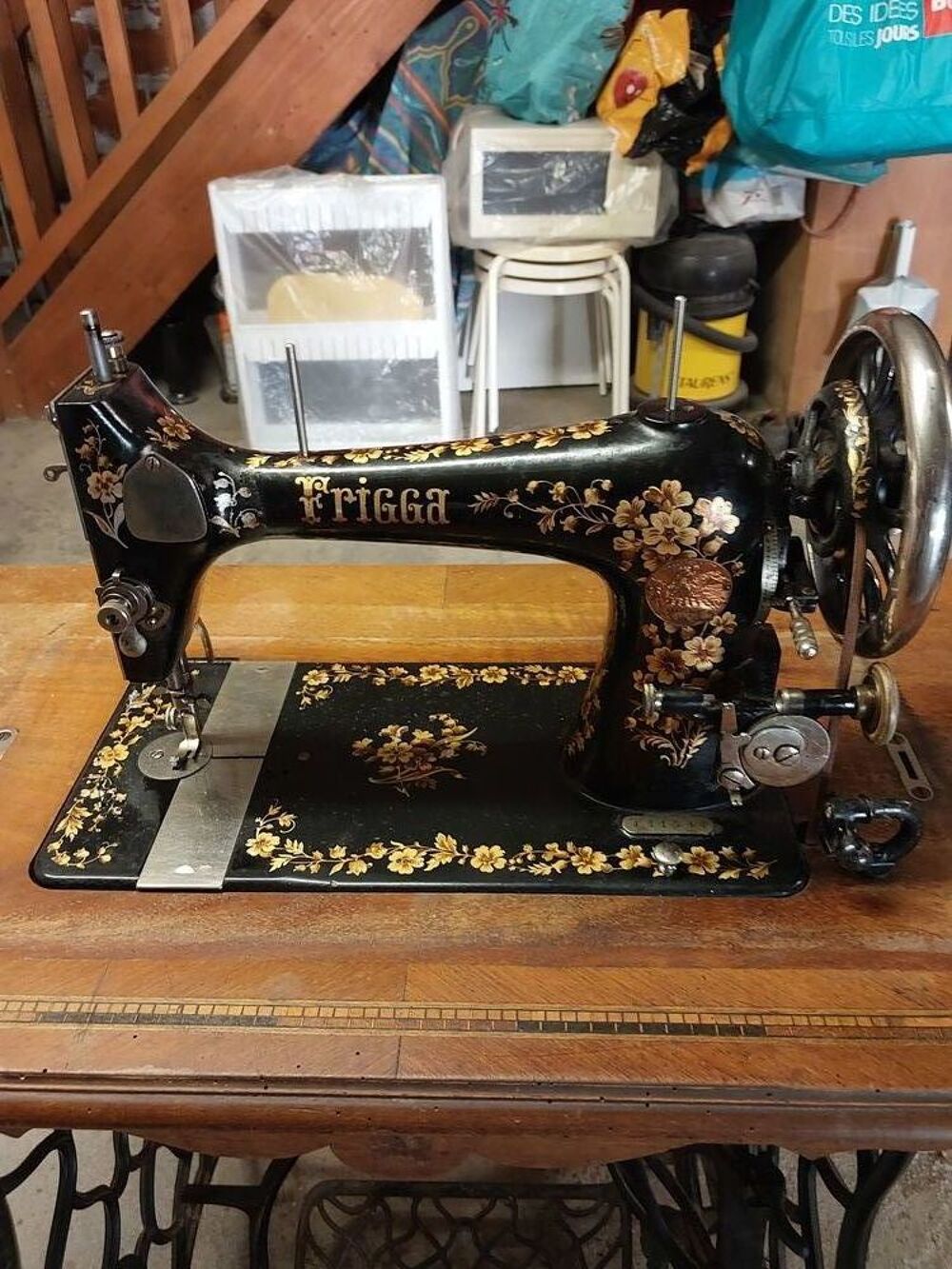 Machine &agrave; coudre tr&egrave;s ancienne Meubles