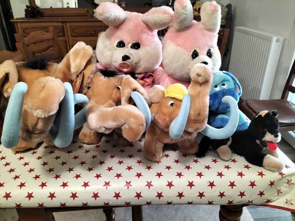 Lot de diff&eacute;rentes peluches. 