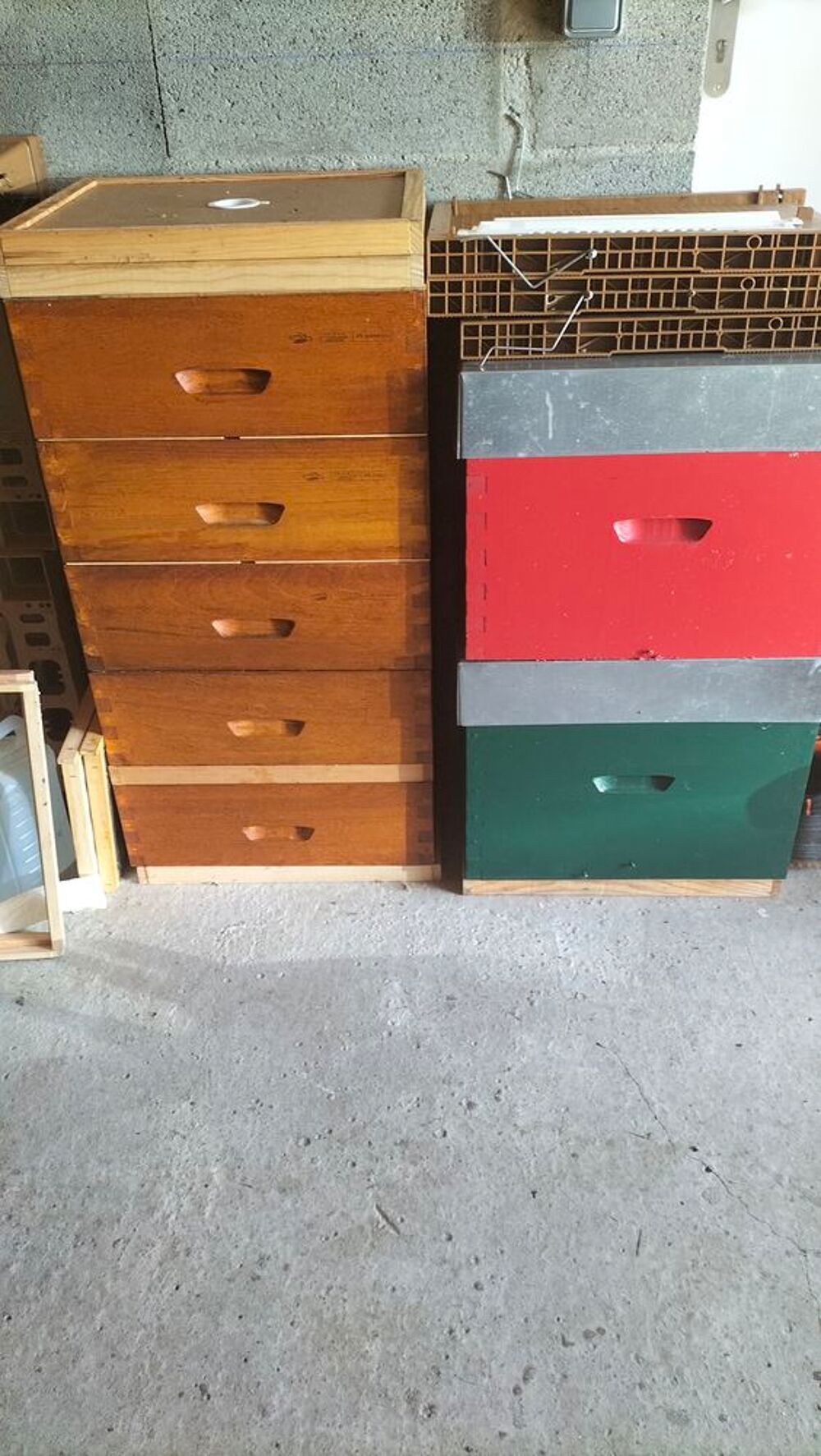   Lot complet d'apiculture ? 3 ruches Dadant + essaim Buckfast 