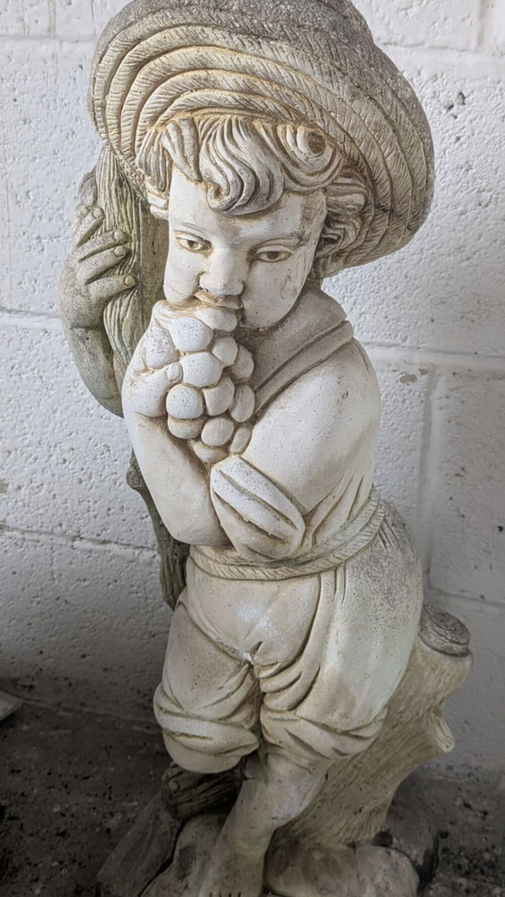 Statue en pierre ch&eacute;rubin tenant une grappe de raisin Jardin