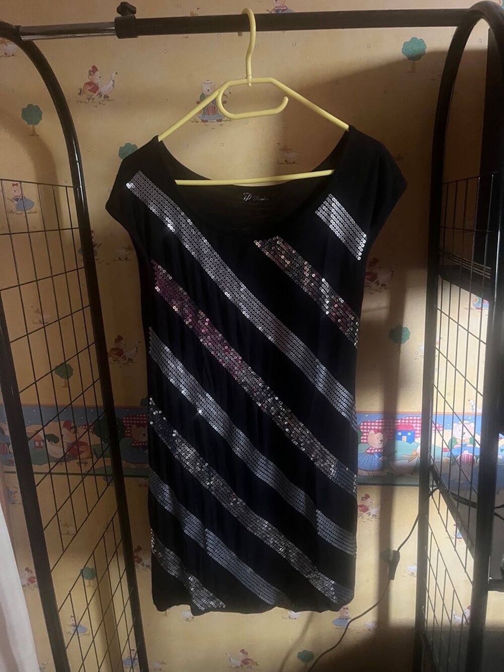 Robe noire sequins argent&eacute;s Vêtements