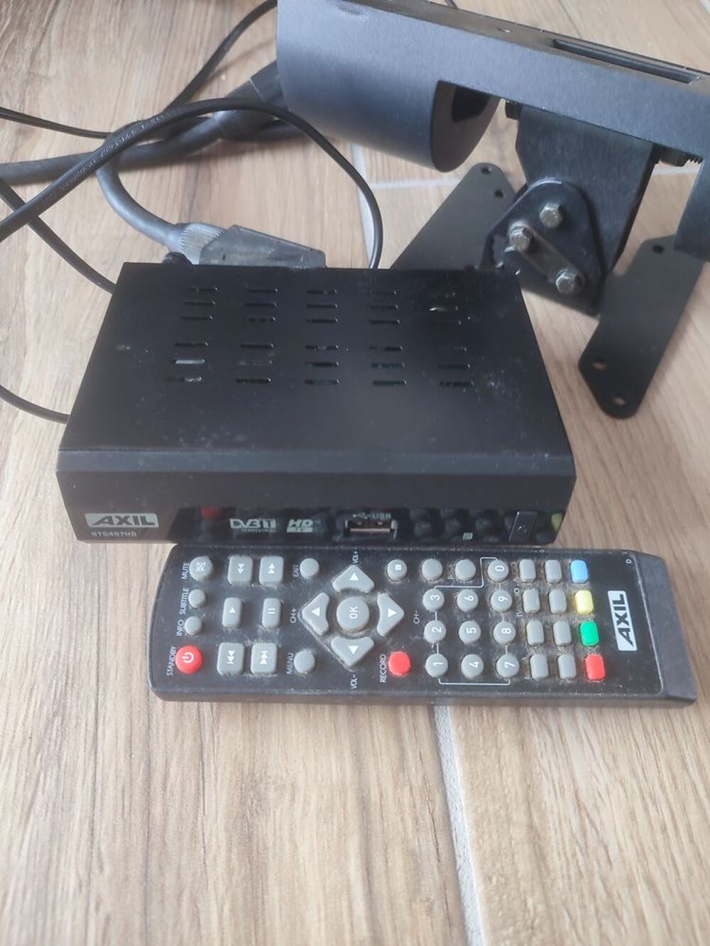 D&eacute;codeur TNT en bon &eacute;tat avec t&eacute;l&eacute;commande Photos/Video/TV