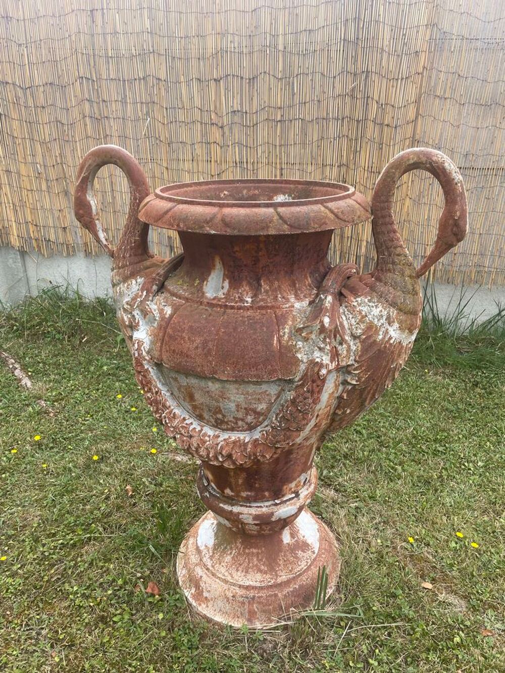 Magnifique vase orn&eacute; de cols de cygne en fonte Décoration