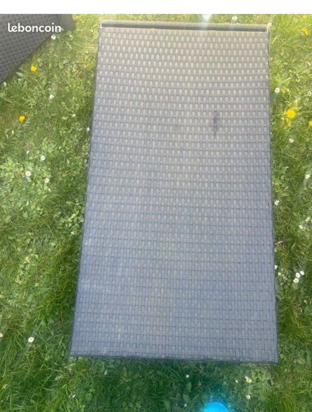 salon de jardin en r&eacute;sine en tr&egrave;s bon &eacute;tat, une grande banquette, deux fauteuils une place et une table avec une rallonge, voir photo, ci-jointe Jardin