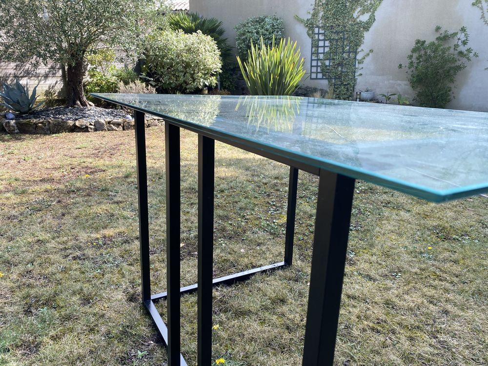 bureau en verre tremp&eacute; + tr&eacute;teaux. Meubles