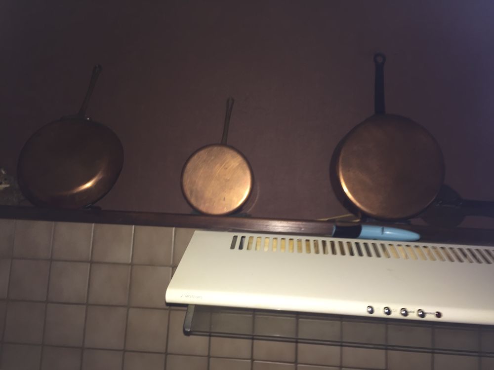  Nombreux meubles, batteries de cuisine tout en cuivre, Meubles