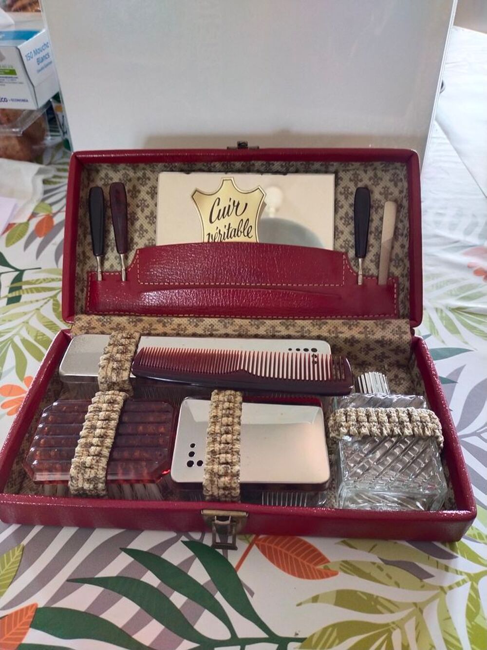 n&eacute;cessaire de toilette de voyage . Maroquinerie