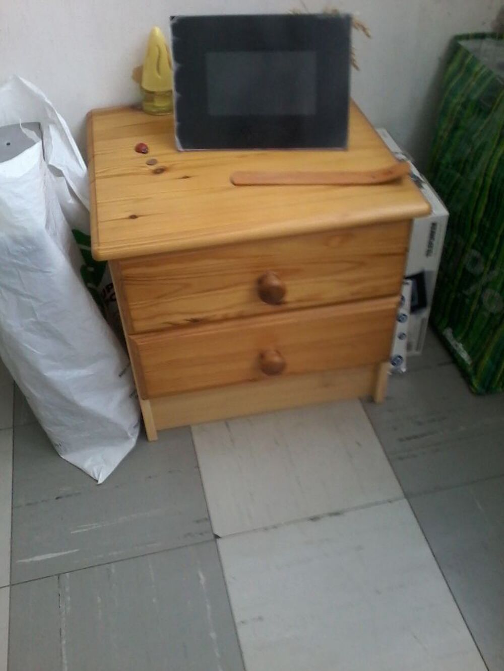 Chevet en pin neuf Meubles