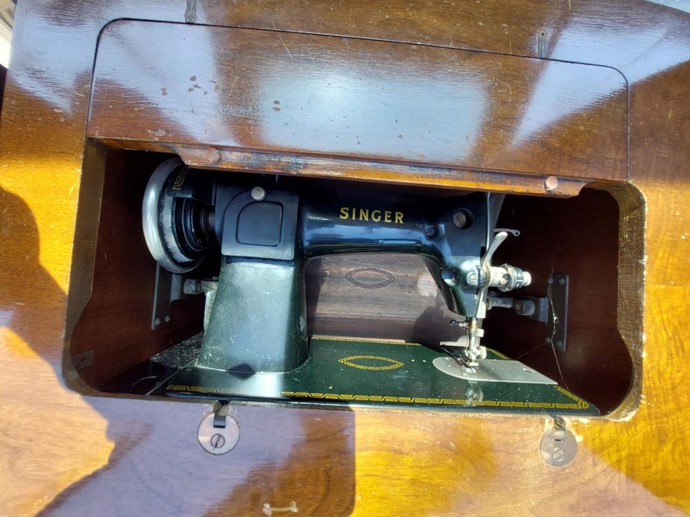Machine &agrave; coudre SINGER avec meuble de couture Electroménager