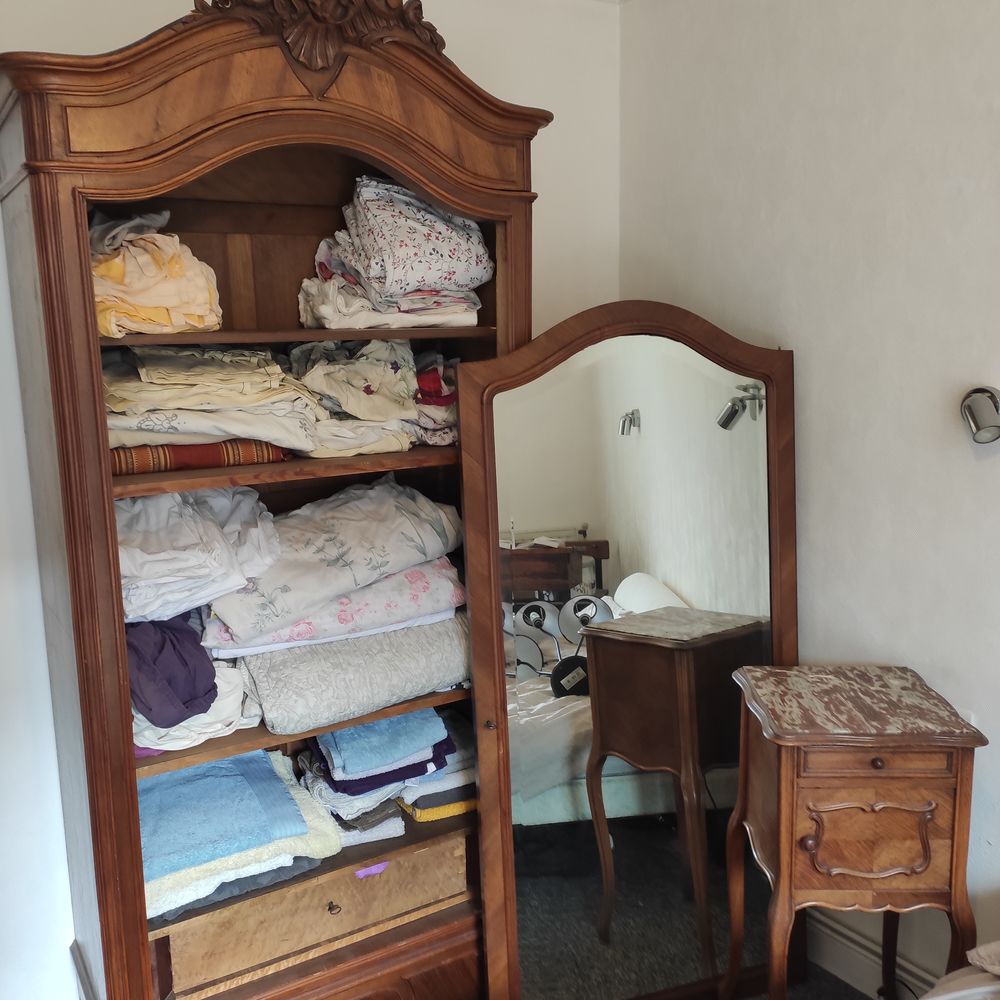Armoire ancienne et chevet Meubles