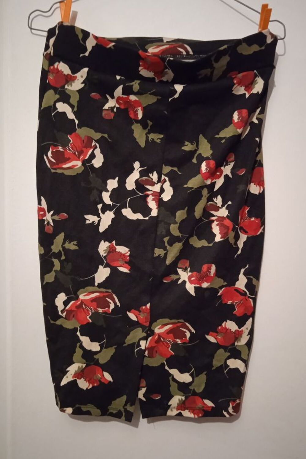 Jupe droite &agrave; fleurs rouges. Vêtements