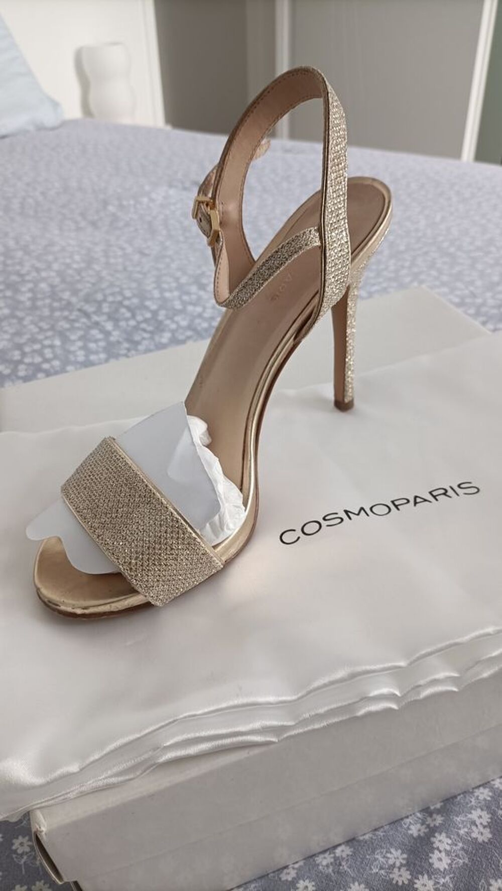 Nu-pieds dor&eacute; &agrave; talons hauts Chaussures