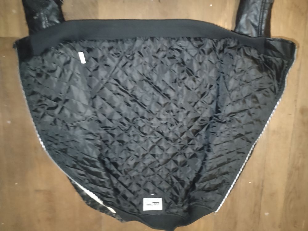 Veste simili cuir noir et blanc id&eacute;al pour r&eacute;cup&eacute;rer Vêtements