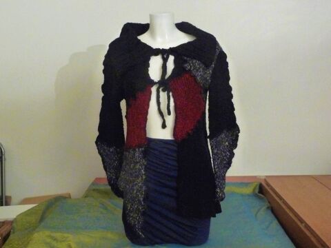 Gilet Asym�trique Noir Rouge et Gris- Taille 36- Ogo 15 Paris 15 (75)