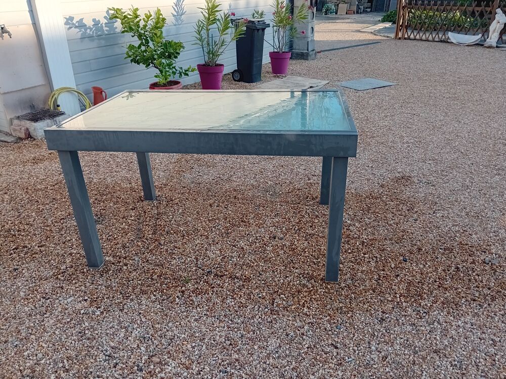 je une jolie table, d'ext&eacute;rieure ,a rallonge , en m&eacute;tal Meubles