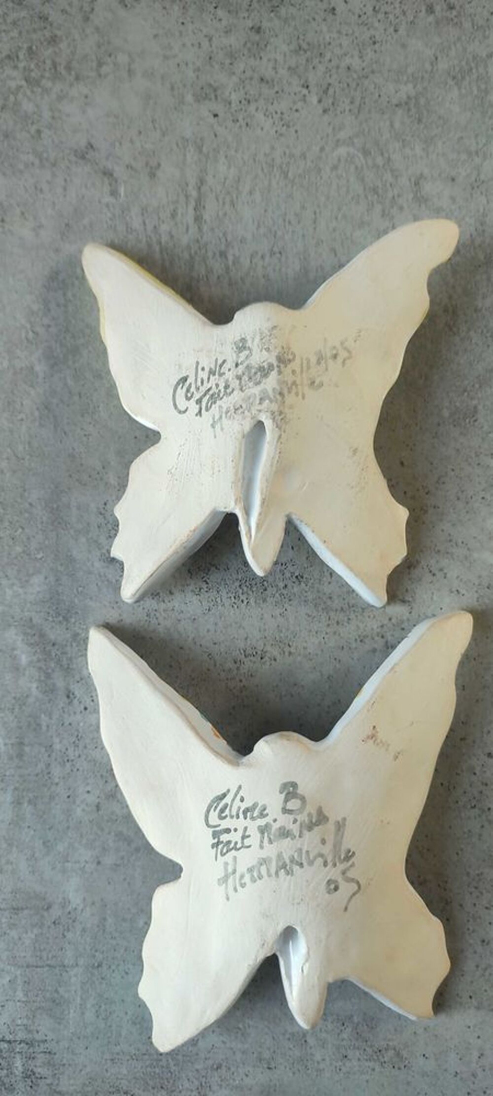 Paire de Papillons en C&eacute;ramique sign&eacute;e. 