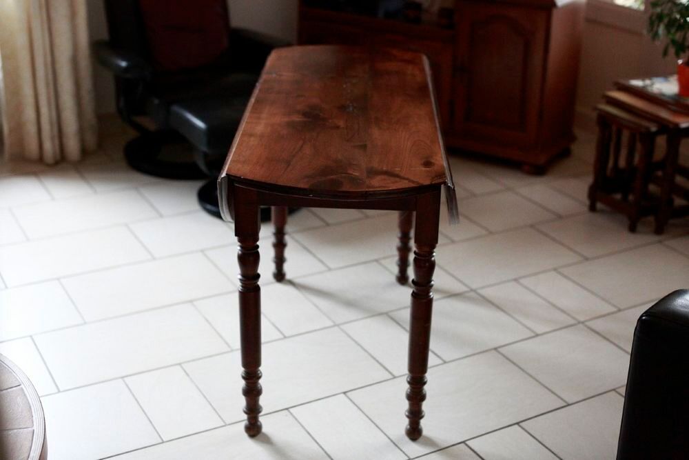 petite table de salle &agrave; manger en noyer. Meubles