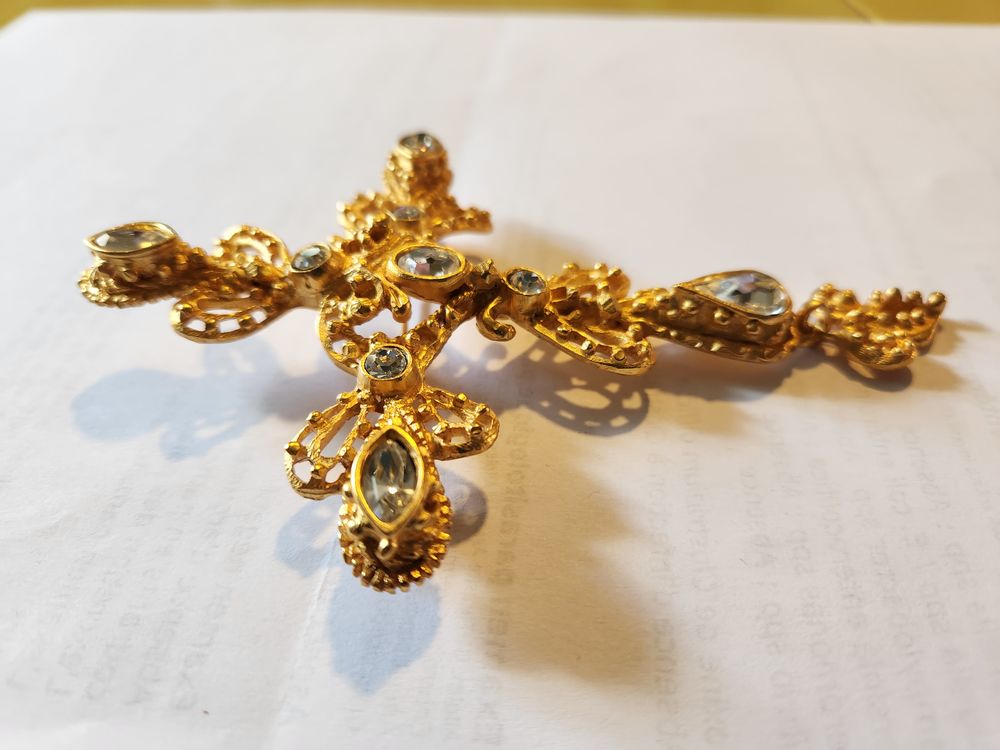 Broche Croix GM C.LACROIX dor&eacute;e strass crystal + pendant Bijoux et montres