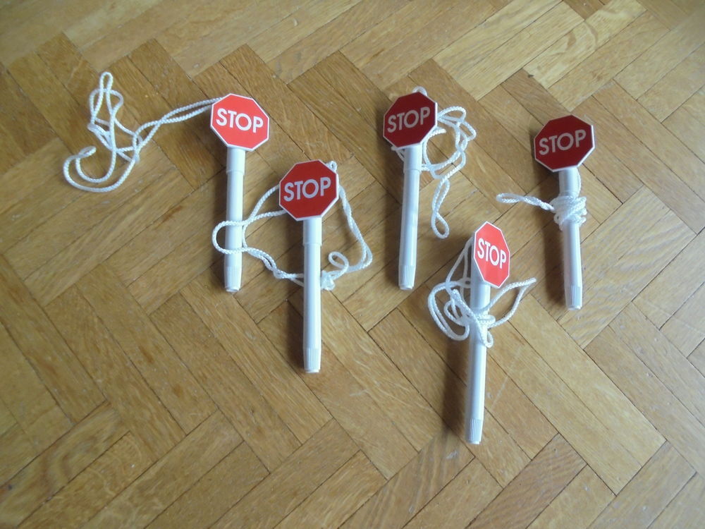 Crayon tour de cou "STOP" (28c) Maroquinerie